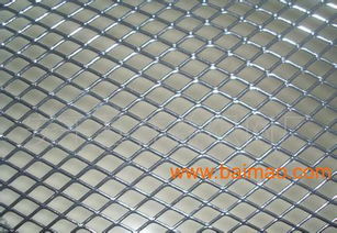 金屬護欄、小鋼板網與噴塑鋼板網 生產、價格與鋼格板對比全解析